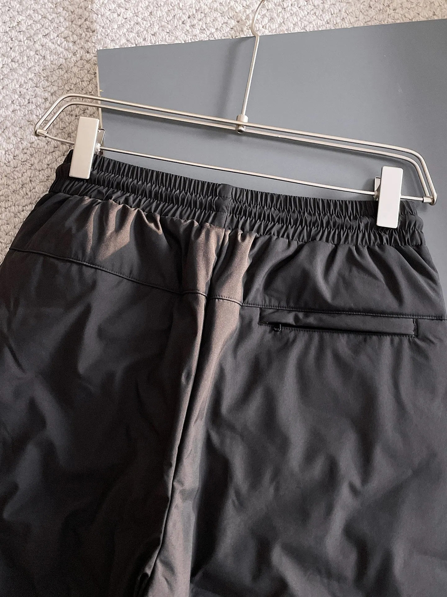 P490 Big Goose 25ss new autumn and winter thickened warm down pants are here🔥A must-have for winter, outdoor windproof, temperature-locking and warm. Made of professional-grade outdoor windproof, waterproof and breathable fabric. Lining is 90% white duck down filling. Lightweight design. Lightweight and warm. Seamless gluing process on the inside. Made of light and bold-proof velvet fabric to effectively prevent velvet running. Original hardware accessories. Classic logo matching. Simple and versatile. The upper body is stylish and not bulky. The style is the same for men and women! Size: M-3XL.